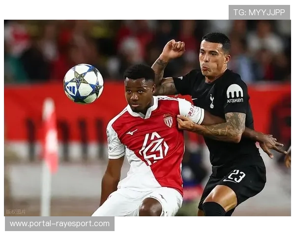 门将的无奈与高光：波普失误与维卡里奥扑救对比