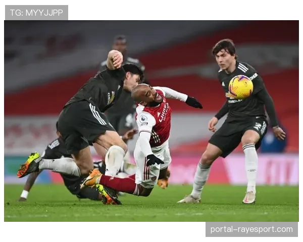 拜仁慕尼黑飞抵曼彻斯特，图赫尔赛前发布会强调限制哈兰德